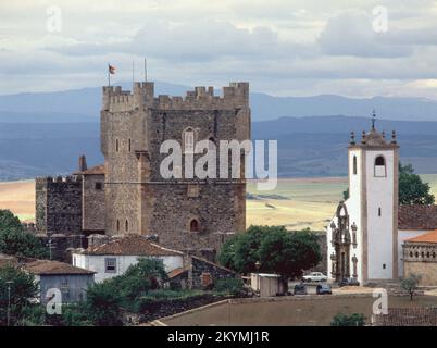 TORREON DEL SIGLO XII JUNTO A LA IGLESIA DE SANTA MARIA. Lage: CASTILLO. Braganza. PORTUGAL. Stockfoto