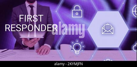 Textzeichen für Ersthelfer. Geschäftsidee eine Person, die dafür verantwortlich ist, sich sofort dem Unfall zuzuwenden Stockfoto