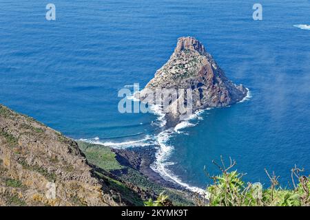 Überblick über Roque de Tierra, eines der Roques de Anaga in der Nähe der wilden Nordküste von Teneriffa, Kanarische Inseln, Spanien, November. Stockfoto