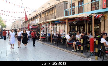 Doha, Katar. 30.. November 2022. 30. November 2022, Doha, Katar: Fans besuchen den alten Marktplatz Souq Waqif in Doha, um das Spiel in den Restaurants zu sehen und ihr Team während der FIFA Fußball-Weltmeisterschaft 2022 in Katar zu unterstützen. Am 30. November 2022 in Doha, Katar. (Foto: Sidhik Keerantakath/Eyepix Group/Sipa USA) Guthaben: SIPA USA/Alamy Live News Stockfoto