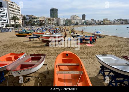 Nördliches Ende des Strands Long Playa de las Canteras kleine Fischerboote liegen zusammen mit Sonnenanbetern auf dem Sand Stockfoto