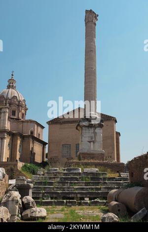 Rom, Italien - Säule der Phocas im Forum Romanum. Im Herzen des antiken Roms. Das politische Zentrum des Römischen Reiches. Archäologische Stätte. Berühmtes historisches Wahrzeichen. Stockfoto