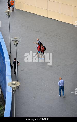 Blick von oben stehende Leute, die auf Gehwege zeigen Stockfoto