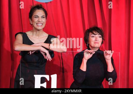 Madrid, Spanien. 01.. Dezember 2022. (L-R) die Schauspielerinnen Toni Acosta und Silvia Abril posieren während der Präsentation der TNT-tv-Show "El gran Sarao" in Madrid. Kredit: SOPA Images Limited/Alamy Live News Stockfoto