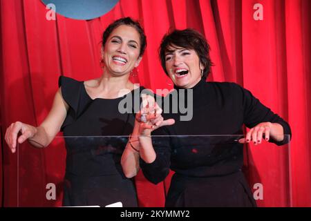 Madrid, Spanien. 01.. Dezember 2022. (L-R) die Schauspielerinnen Toni Acosta und Silvia Abril posieren während der Präsentation der TNT-tv-Show "El gran Sarao" in Madrid. Kredit: SOPA Images Limited/Alamy Live News Stockfoto