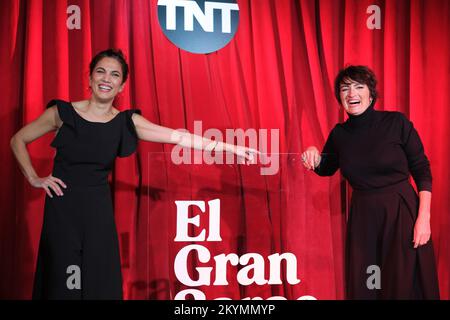 Madrid, Spanien. 01.. Dezember 2022. (L-R) die Schauspielerinnen Toni Acosta und Silvia Abril posieren während der Präsentation der TNT-tv-Show "El gran Sarao" in Madrid. Kredit: SOPA Images Limited/Alamy Live News Stockfoto