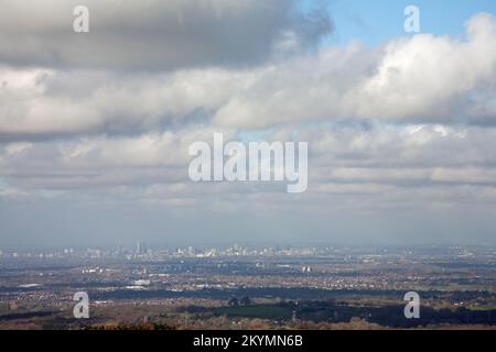 Blick auf die Stadt Manchester vom Bowstonegate über dem Lyme Park Cheshire England Stockfoto