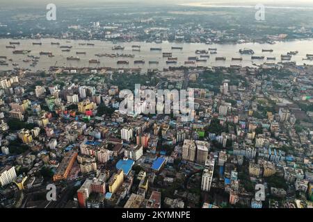 Chittagong, Bangladesch - 25. November 2022: Chittagong ist nach Dhaka die zweitgrößte Stadt in Bangladesch. Es beherbergt den geschäftigsten Seehafen in der Bay o Stockfoto