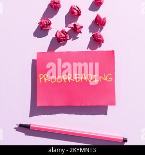 Textbeschriftung zur Darstellung des Korrekturlesens. Geschäftsbeispiele wie Lesen und Markieren von Rechtschreibfehlern, Grammatik- und Syntaxfehlern Stockfoto