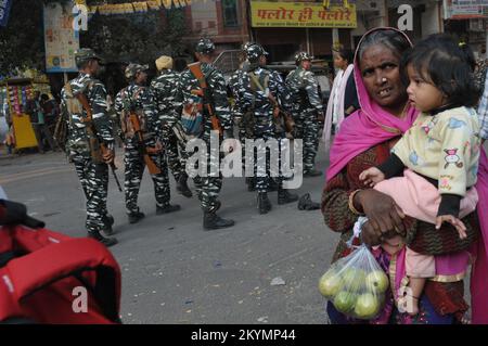 1. Dezember 2022, Delhi, Mayur vihar, East Delhi, Indien: Sicherheit und Wohnsitz während der Ecktagung der weiblichen Kandidatin Beena balguheraus Mayur vihar Phase 1 und AAP (Aam Aadmi Party), die während der Wahlkampagne für die Kommunalwahlen (MCD) beobachtet wurden. Von den Wählern wird erwartet, dass sie ihre Stimmen für 250 Bezirke in der Hauptstadt abgeben (Kreditbild: © Ravi Batra/ZUMA Press Wire) Stockfoto