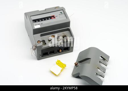 Beschädigter Stromzähler. Geschmolzener Anschluss. Nahaufnahme. Isoliert auf weißem Hintergrund. Stockfoto