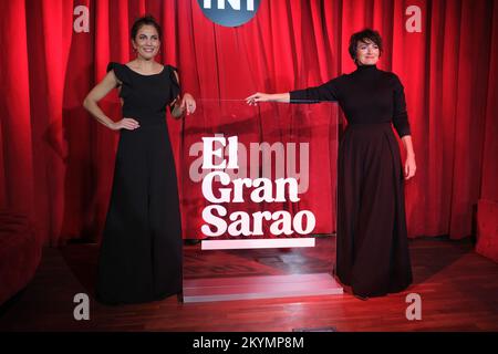 (L-R) die Schauspielerinnen Toni Acosta und Silvia Abril posieren während der Präsentation der TNT-tv-Show "El gran Sarao" in Madrid. (Foto: Atilano Garcia / SOPA Images / Sipa USA) Stockfoto