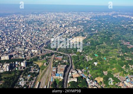 Chittagong, Bangladesch - 25. November 2022: Chittagong ist nach Dhaka die zweitgrößte Stadt in Bangladesch. Es beherbergt den geschäftigsten Seehafen in der Bay o Stockfoto