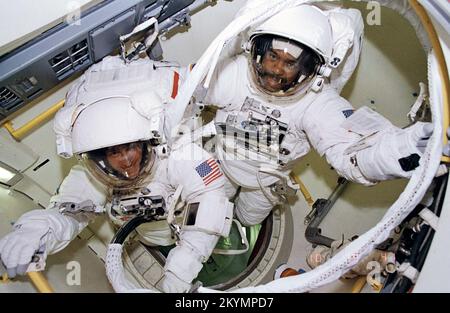 Die Astronauten Harris und Foale sind bereit, die Luftschleuse der EVA zu verlassen. Astronauten Bernard A. Harris Jr., STS-63 Nutzlastkommandant (oben rechts) und C. Michael Foale, Missionsspezialist, sind bereit, die Luftschleuse am 9. Februar 1995 für eine außerfahrbare Aktivität zu verlassen. Weitere an Bord des Space Shuttles Discovery waren die Astronauten James D. Wetherbee, Befehlshaber der Mission, Eileen M. Collins, Pilot, Missionsspezialist Janice E. Voss und der Kosmonaut Wladimir G. Titov. Auf diesem Weltraumspaziergang wurde Harris der erste Afroamerikaner, der im Weltraum wandelte, und Foale wurde der erste britische Staatsbürger, der im Weltraum wandelte. Datum: Februar 9 1995 Stockfoto