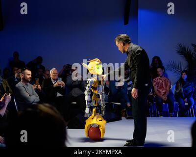 Vorstellung des Prototyps des Mirokai-Roboters durch Jerome Monceaux, CEO von Enchanted Tools in Paris, Frankreich. Stockfoto