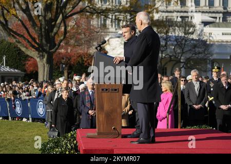 Washington, Usa. 01.. Dezember 2022. Präsident Joe Biden ist Gastgeber des französischen Präsidenten Emmanuel Macron bei einer offiziellen Ankunftszeremonie im Weißen Haus in Washington, DC, am Donnerstag, den 1. Dezember 2022. Der Besuch von Macron ist der erste offizielle Staatsbesuch der Biden-Harris-Regierung. Foto: Chris Kleponis/UPI Credit: UPI/Alamy Live News Stockfoto