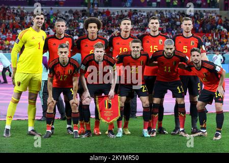 Doha, Katar, 01/12/2022, up, L-R, Belgiens Torwart Thibaut Courtois, Belgiens Toby Alderweireld, Belgiens Axel Witsel, Belgiens Leander Dendoncker, Belgiens Thomas Meunier, Jan Vertonghen und Front in Belgien, Leandro Trossard in Belgien, Kevin De Bruyne in Belgien, Timothy Castagne in Belgien, Yannick Carrasco in Belgien und Dries Mertens in Belgien posieren für das Teamfoto zu Beginn eines Fußballspiels zwischen der belgischen Nationalmannschaft Red Devils und Kroatien. Das dritte und letzte Spiel der Gruppe F der FIFA-Weltmeisterschaft 2022 in Al Rayyan, Staat Katar, am Donnerstag, den 01. Dezember 2022. BELGA PHOT Stockfoto