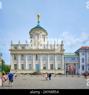 Alltägliche Szene des Alten Marktplatzes, Blick auf das Alte Rathaus, heute Potsdamer Museum - Forum für Kunst und Geschichte, Potsdam, Brandenburg, Deutschland. Stockfoto