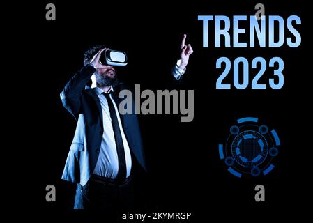 Zeichen mit Trendanzeige 2023. Das Wort für die vorherrschende Tendenz des kommenden Jahres wird online ausführlich diskutiert Stockfoto
