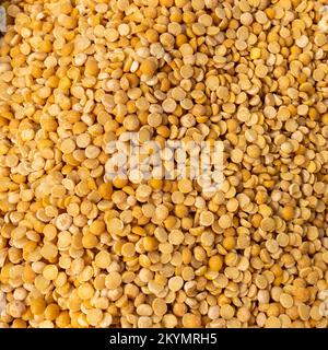 Gelber Hintergrund mit trockener Erbsenstruktur. Stockfoto