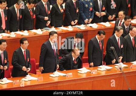 (Von links) Zhang Dejiang, Hu Jinato, Xi Jinping und Jiang Zemin (sitzend) auf der Bühne. Der 19.. Nationalkongress der Kommunistischen Partei Chinas wird am Mittwoch in der Großen Volkshalle in Peking eröffnet. 18. Oktober 2017. 18OCT17 SCMP/SIMON SONG ***NICHT FÜR WERBEZWECKE*** Stockfoto