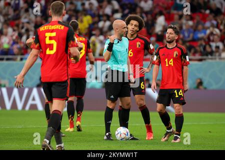 Doha, Katar, 01/12/2022, Belgiens Axel Witsel, Belgiens Dries Mertens und Schiedsrichter Anthony Taylor, die während eines Fußballspiels zwischen der belgischen Nationalmannschaft The Red Devils und Kroatien, dem dritten und letzten Spiel der Gruppe F der FIFA-Weltmeisterschaft 2022 in Al Rayyan, Bundesstaat Katar am Donnerstag, den 01. Dezember 2022. BELGA PHOTO VIRGINIE LEFOUR Kredit: Belga News Agency/Alamy Live News Stockfoto