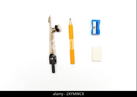 Flaches Bild eines Bleistifts, eines Bleistiftspitzers, eines Radiergummis und eines Kompasses Stockfoto
