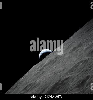 Die Halbmonderde erhebt sich über den Mondhorizont in diesem spektakulären Foto, das während der letzten Mondlandung im Apollo-Programm vom Apollo 17-Raumschiff in Mondumlaufbahn aufgenommen wurde. Stockfoto