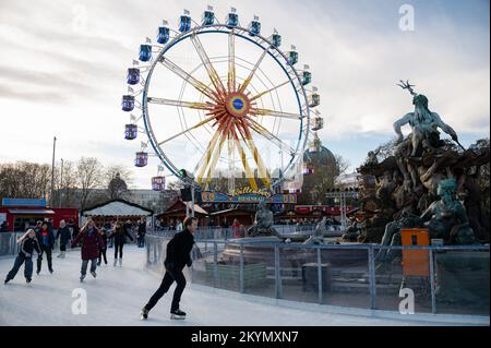 27.11.2022, Berlin, Deutschland, Europa - Besucher Schlittschuhlaufen auf der Schlittschuhbahn rund um den Neptunbrunnen auf dem Weihnachtsmarkt am Alexanderplatz. Stockfoto