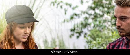 Horizontales Banner oder Kopfzeile mit einem jungen Paar, das eine schwierige Beziehung führt - Konzept von Trennung, Trennung, Missverständnis zwischen der Generation z boyfr Stockfoto