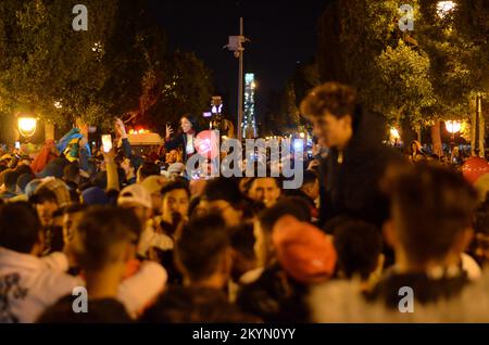 Tunis, Tunesien. 30.. November 2022. Tunis, Tunesien. 30. November 2022 Tunesische Fußballfans feiern nach ihrem Sieg gegen Frankreich bei der Katar-Weltmeisterschaft entlang der Habib Bourguiba Avenue in Tunis. Tunesien schlug Frankreich am Mittwoch um 1-0 Uhr. Obwohl sich die tunesische Mannschaft nicht für die letzten 16 der Weltmeisterschaft qualifiziert hat, haben die tunesischen Fans nach dem letzten Spiel ihrer Mannschaft bei der Weltmeisterschaft 2022 große Feierlichkeiten abgehalten (Bild: © Hasan mrad/IMAGESLIVE via ZUMA Press Wire) Stockfoto