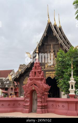 Vertikale Vorderansicht des historischen Wahrzeichens Wat Phan Tao buddhistische Tempelfassade und Tor, Chiang Mai, Thailand Stockfoto