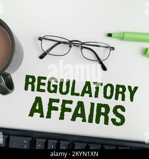 Schild mit Anzeige von Regulatory Affairs. Geschäftsidee der Wunsch der Regierungen, die öffentliche Gesundheit zu schützen Stockfoto