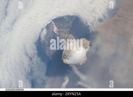 Sarychev Vulkan Vulkanausbruch vom ISS der Sarychev Vulkan auf Russlands Kuril-Inseln wurde in diesem Bild, das von der Crew der Expedition 20 auf der Internationalen Raumstation aufgenommen wurde, zu einem frühen Zeitpunkt des Prozesses erfasst. Eine Zufallskurve der Internationalen Raumstation ermöglichte den Astronauten am 12. Juni 2009 diese beeindruckende Aussicht. Datum: 12. Juni 2009 Stockfoto