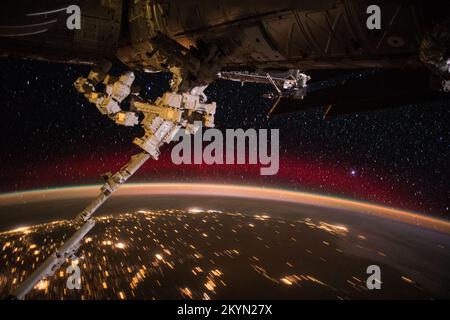 Aurora vom ISS dieser spektakuläre Blick auf die Erde mit farbenfroher aurora, funkelnden Lichtern der Stadt und aufgehender Sonne vor einem Hintergrund funkelnder Sterne wurde von Mitgliedern der Expedition 44 auf der Internationalen Raumstation im Jahr 2015 aufgenommen. Datum: 23. Juni 2015 Stockfoto