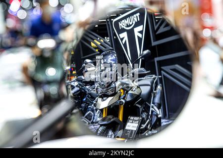 Bangkok. 1.. Dezember 2022. Dieses Foto wurde am 1. Dezember 2022 aufgenommen und zeigt ein Motorrad, das während der Thailand International Motor Expo 2022 in Bangkok, Thailand, in einem Spiegel reflektiert wurde. Die Motor Expo startet hier am Donnerstag und dauert bis zum 12. Dezember. Kredit: Wang Teng/Xinhua/Alamy Live News Stockfoto