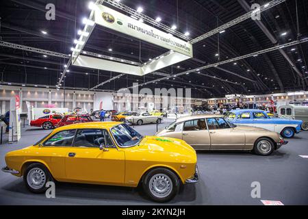 Bangkok. 1.. Dezember 2022. Dieses Foto wurde am 1. Dezember 2022 aufgenommen und zeigt die Oldtimer, die während der Thailand International Motor Expo 2022 in Bangkok, Thailand, ausgestellt wurden. Die Motor Expo startet hier am Donnerstag und dauert bis zum 12. Dezember. Kredit: Wang Teng/Xinhua/Alamy Live News Stockfoto