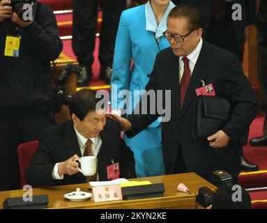 Präsident Jiang Zemin klopft Ministerpräsident Zhu Rongji auf die Schulter und lobt ihn für seine wirtschaftliche Rede beim NPC. ***NICHT FÜR WERBEZWECKE*** Stockfoto