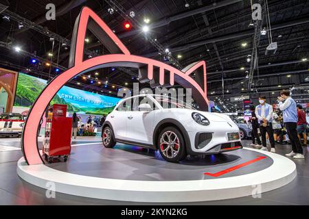 Bangkok, Thailand. 1.. Dezember 2022. Besucher sehen ein Elektrofahrzeug, das während der Thailand International Motor Expo 2022 in Bangkok, Thailand, am 1. Dezember 2022 ausgestellt wurde. Die Motor Expo startet hier am Donnerstag und dauert bis zum 12. Dezember. Kredit: Wang Teng/Xinhua/Alamy Live News Stockfoto
