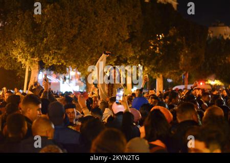 Tunis, Tunesien. 30.. November 2022. Tunis, Tunesien. 30. November 2022 Tunesische Fußballfans feiern nach ihrem Sieg gegen Frankreich bei der Katar-Weltmeisterschaft entlang der Habib Bourguiba Avenue in Tunis. Tunesien schlug Frankreich am Mittwoch um 1-0 Uhr. Obwohl sich die tunesische Mannschaft nicht für die letzten 16 der Weltmeisterschaft qualifiziert hat, haben die tunesischen Fans nach dem letzten Spiel ihrer Mannschaft bei der Weltmeisterschaft 2022 große Feierlichkeiten abgehalten (Bild: © Hasan mrad/IMAGESLIVE via ZUMA Press Wire) Stockfoto