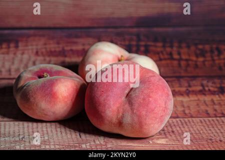 Flache Pfirsiche in der Nähe Stockfoto
