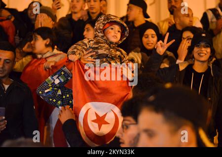 Tunis, Tunesien. 30.. November 2022. Tunis, Tunesien. 30. November 2022 Tunesische Fußballfans feiern nach ihrem Sieg gegen Frankreich bei der Katar-Weltmeisterschaft entlang der Habib Bourguiba Avenue in Tunis. Tunesien schlug Frankreich am Mittwoch um 1-0 Uhr. Obwohl sich die tunesische Mannschaft nicht für die letzten 16 der Weltmeisterschaft qualifiziert hat, haben die tunesischen Fans nach dem letzten Spiel ihrer Mannschaft bei der Weltmeisterschaft 2022 große Feierlichkeiten abgehalten (Bild: © Hasan mrad/IMAGESLIVE via ZUMA Press Wire) Stockfoto