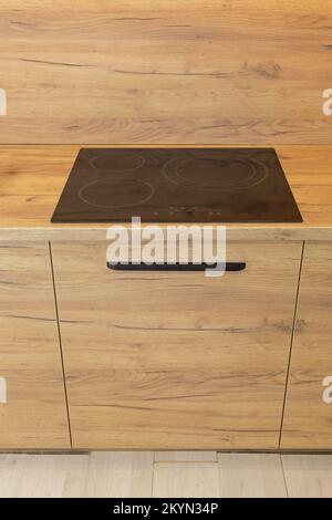 Induktionsherd in All Wood Kitchen Stockfoto
