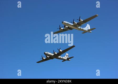 Zwei B-29 Superfestungen fliegen in Formation Stockfoto