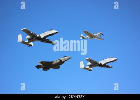 Airshow Heritage Flug mit P-51, A-10 und F-35 Stockfoto