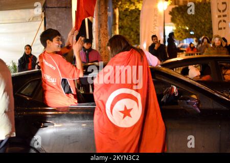 Tunis, Tunesien. 30.. November 2022. Tunis, Tunesien. 30. November 2022 Tunesische Fußballfans feiern nach ihrem Sieg gegen Frankreich bei der Katar-Weltmeisterschaft entlang der Habib Bourguiba Avenue in Tunis. Tunesien schlug Frankreich am Mittwoch um 1-0 Uhr. Obwohl sich die tunesische Mannschaft nicht für die letzten 16 der Weltmeisterschaft qualifiziert hat, haben die tunesischen Fans nach dem letzten Spiel ihrer Mannschaft bei der Weltmeisterschaft 2022 große Feierlichkeiten abgehalten (Bild: © Hasan mrad/IMAGESLIVE via ZUMA Press Wire) Stockfoto