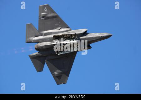 Lockheed Martin F-35C Lightning II führt einen Pass mit offenem Nachbrenner und offenen Türen der Waffenbucht durch Stockfoto