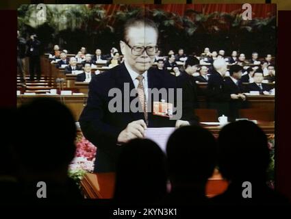 Die Delegierten sehen zu, wie Jiang Zemin am letzten Tag des Nationalen Volkskongresses (NPC) abstimmt. Jiang wurde während des NPC-Kongresses in der Großen Volkshalle in Peking, China, für weitere 5 Jahre zum Vorsitzenden der Militärkommission gewählt. 15. MÄRZ 2003 ***NICHT FÜR WERBEZWECKE*** Stockfoto