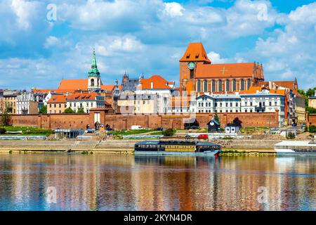 Blick auf Toruń vom Naturschutzgebiet Kępa Bazarowa über die Weichsel, Toruń, Polen Stockfoto