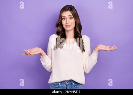 Foto der niedlichen, bezaubernden Frauenarmhand zeigt keine Antwort missverstehen nicht wissen, wie man es führt, nichts isoliert auf lila Hintergrund Stockfoto